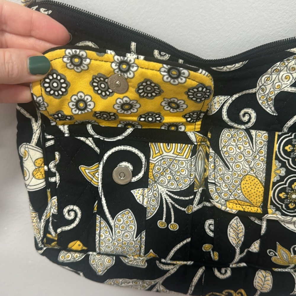 LAST CHANCE!! Vera Bradley like new handbag purse in excellent condition. - Picture 2 of 6
